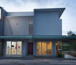 Lin House. Location at 115/3 Soi Kokkham 2, Tambon Choeng Thale, Muang Phuket